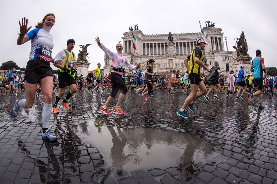 Sotto la pioggia la Maratona di Roma 2015. Fama